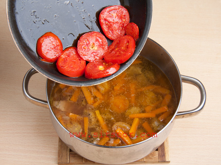 اضافه کردن گوجه فرنگی، خورشت هویج تبریز در سیرسور