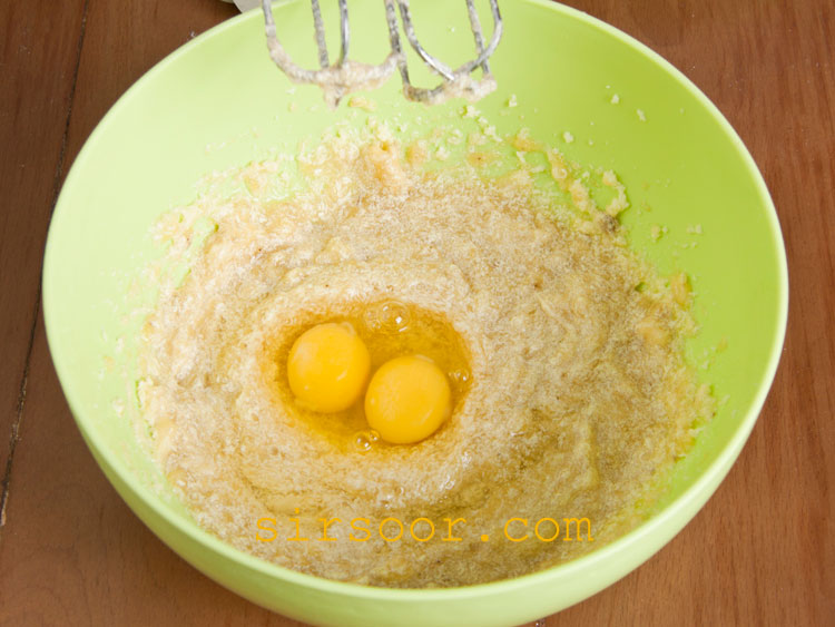 اضافه کردن تخم مرغ به مخلوط